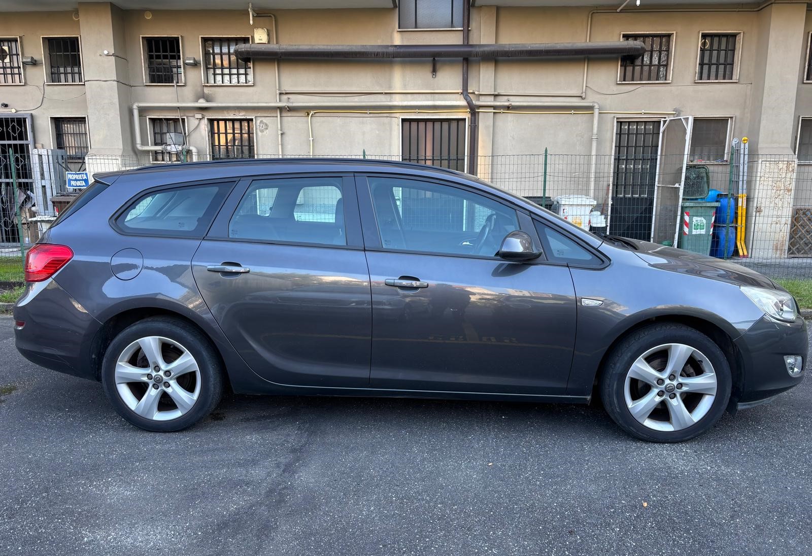 
								OPEL ASTRA SPORT TOURER full									
