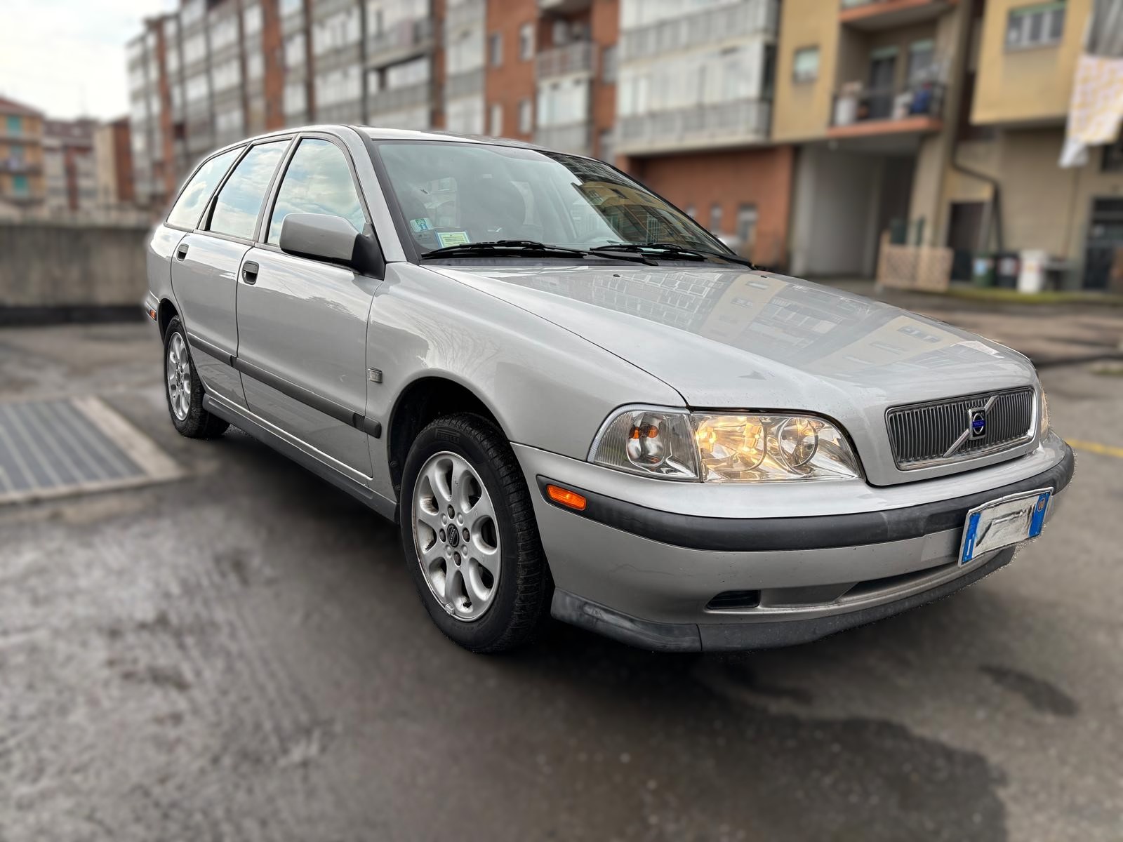 
								VOLVO V40 1.6 BENZINA ANNO 2000 full									