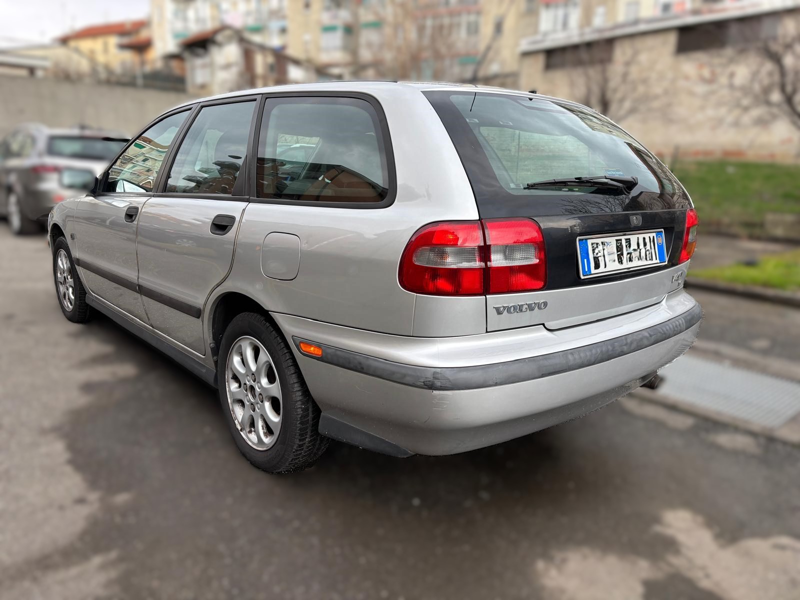 
								VOLVO V40 1.6 BENZINA ANNO 2000 full									