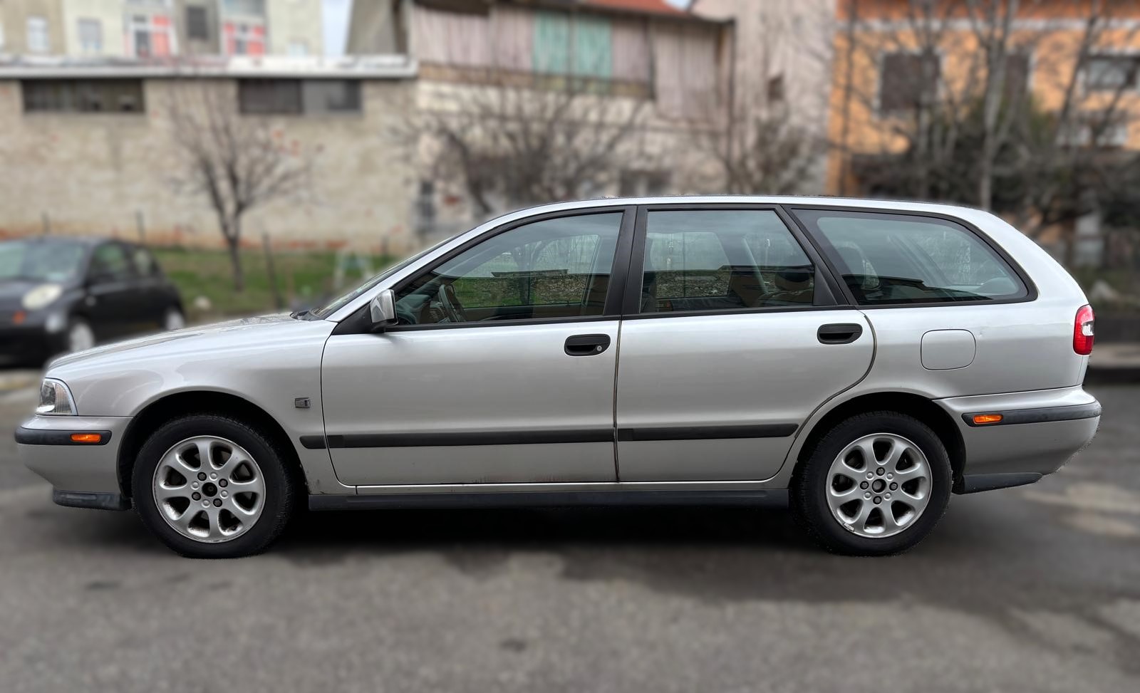 
								VOLVO V40 1.6 BENZINA ANNO 2000 full									