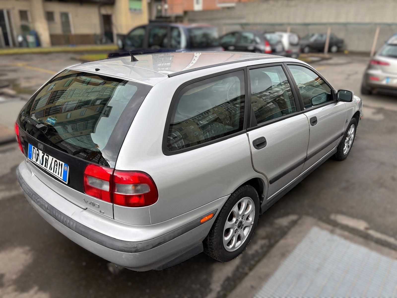 
								VOLVO V40 1.6 BENZINA ANNO 2000 full									