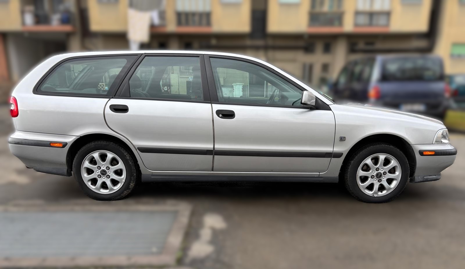 
								VOLVO V40 1.6 BENZINA ANNO 2000 full									