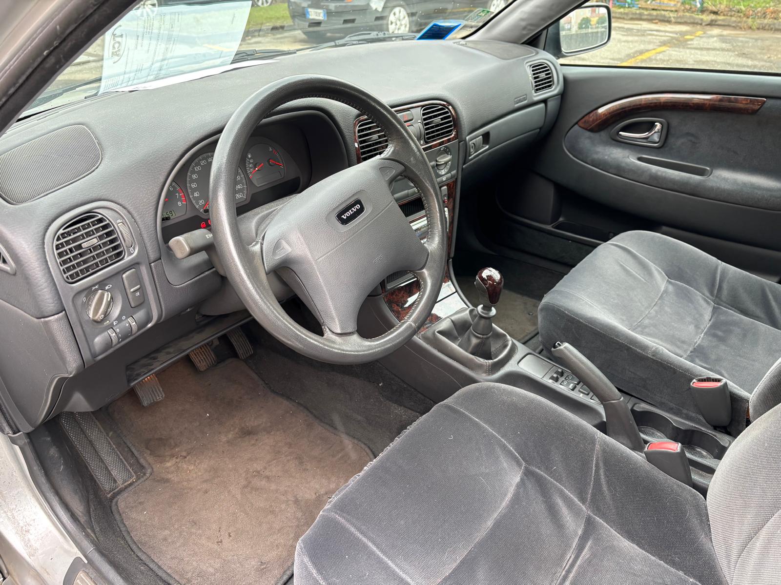 
								VOLVO V40 1.6 BENZINA ANNO 2000 full									