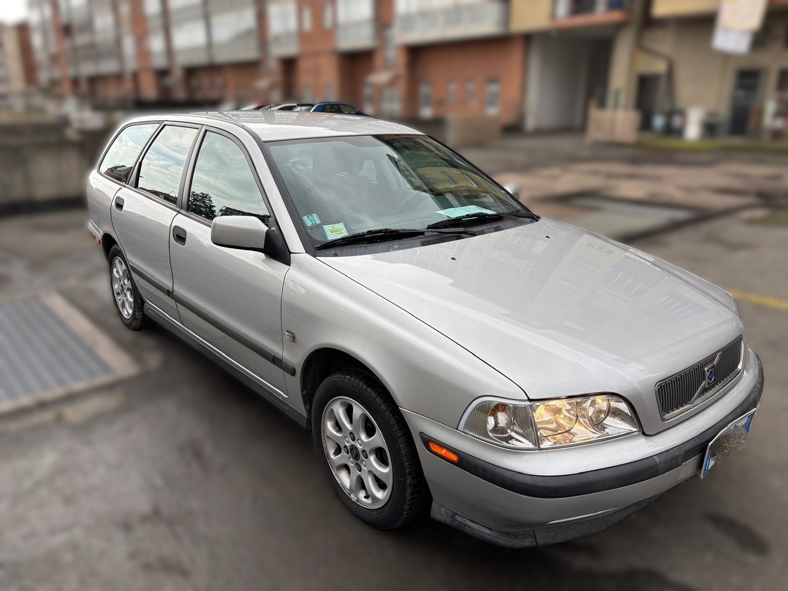 
								VOLVO V40 1.6 BENZINA ANNO 2000 full									