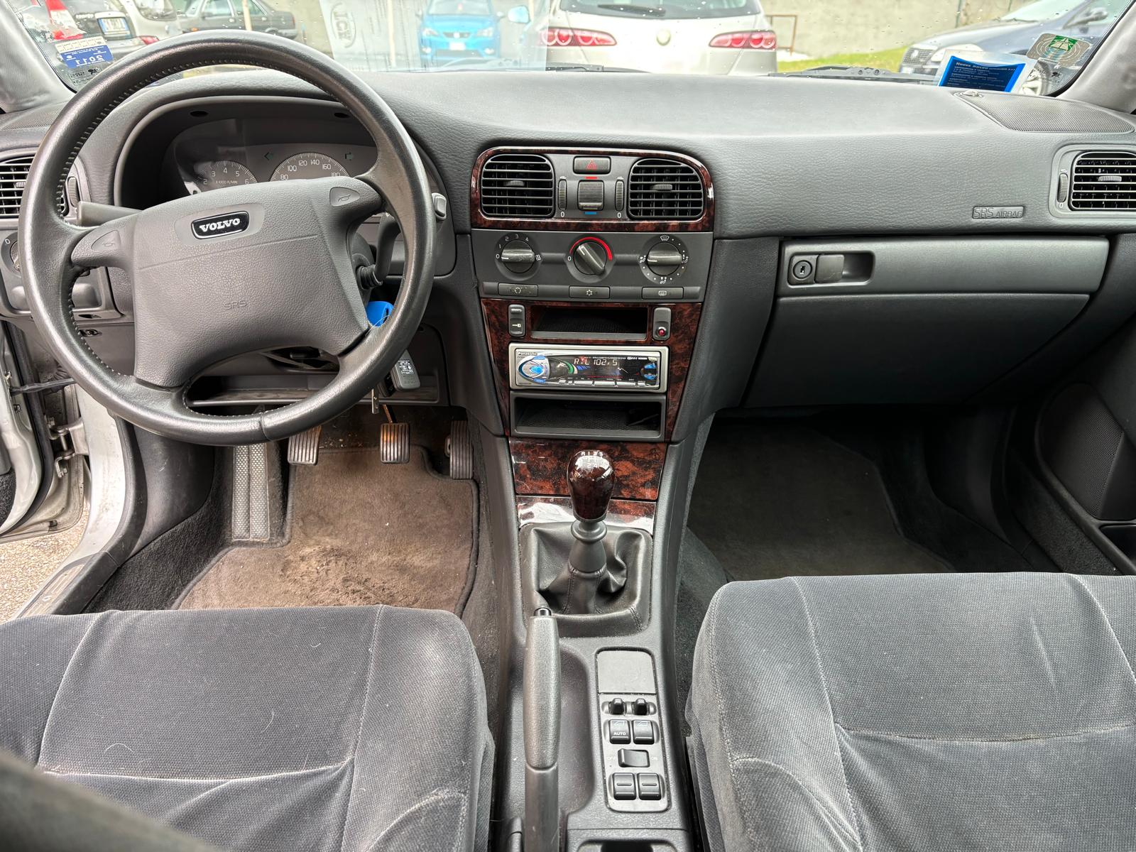 
								VOLVO V40 1.6 BENZINA ANNO 2000 full									