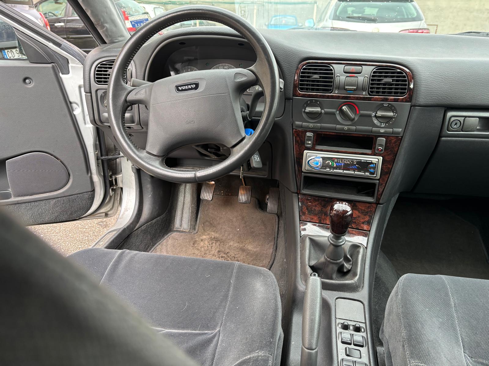 
								VOLVO V40 1.6 BENZINA ANNO 2000 full									