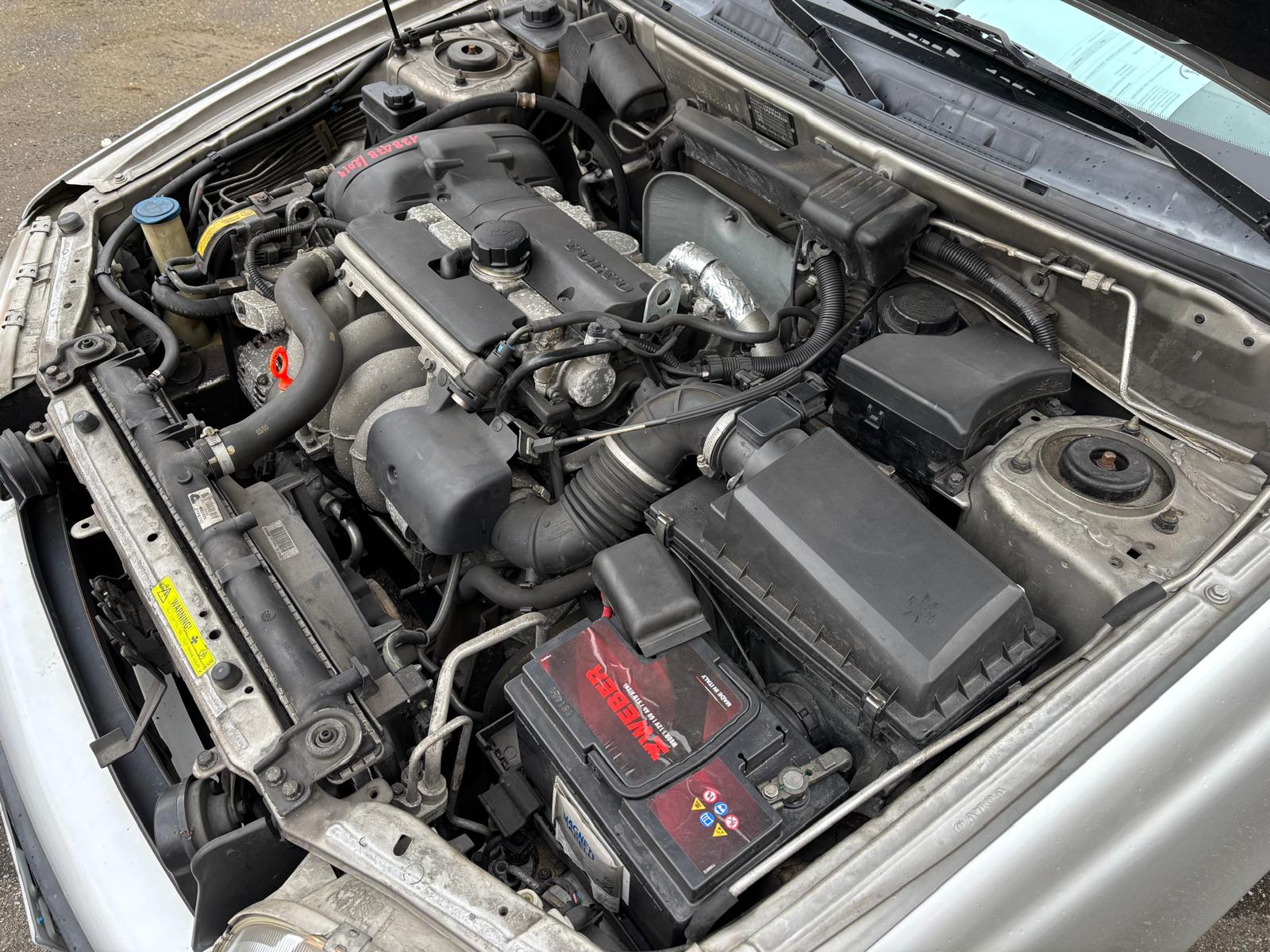 
								VOLVO V40 1.6 BENZINA ANNO 2000 full									