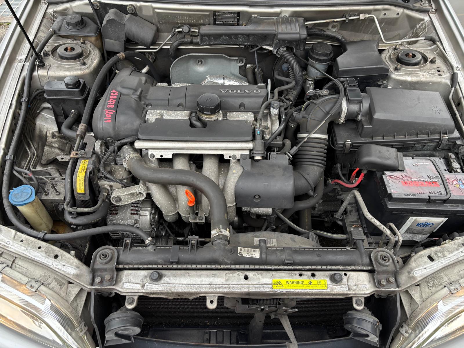 
								VOLVO V40 1.6 BENZINA ANNO 2000 full									