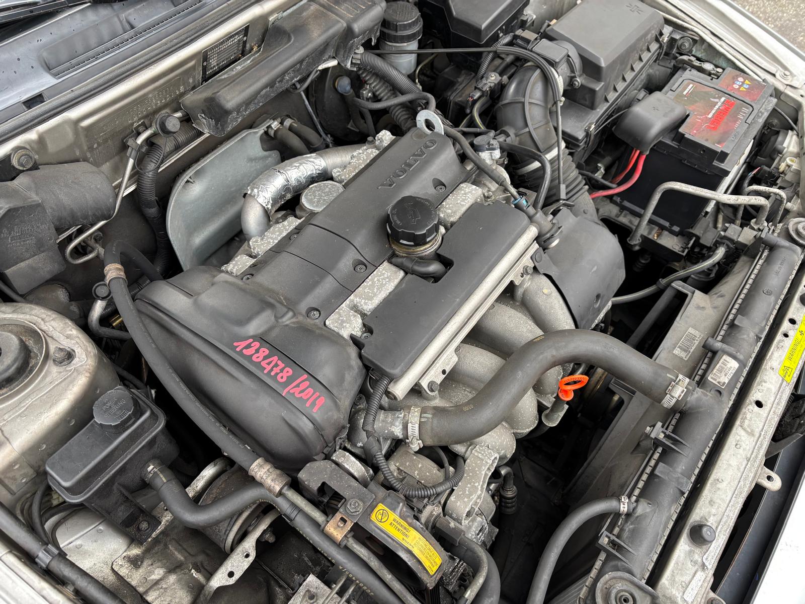
								VOLVO V40 1.6 BENZINA ANNO 2000 full									