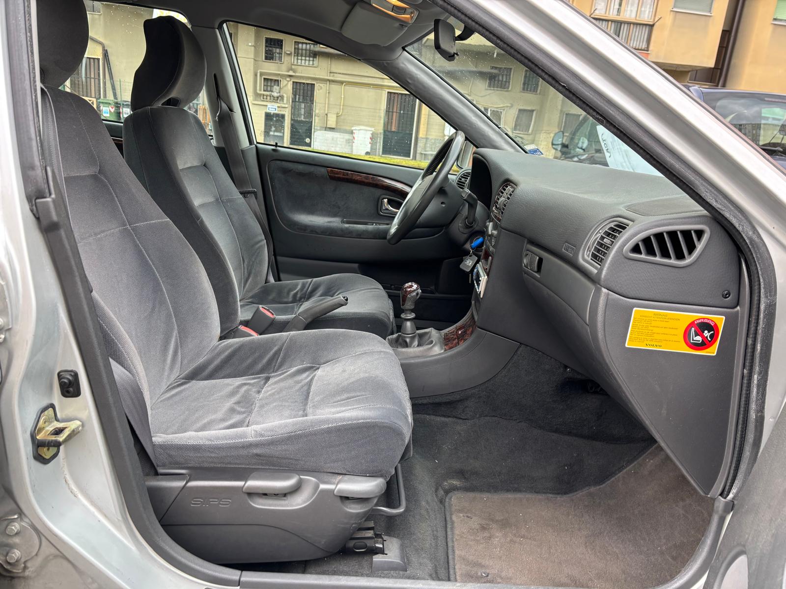 
								VOLVO V40 1.6 BENZINA ANNO 2000 full									