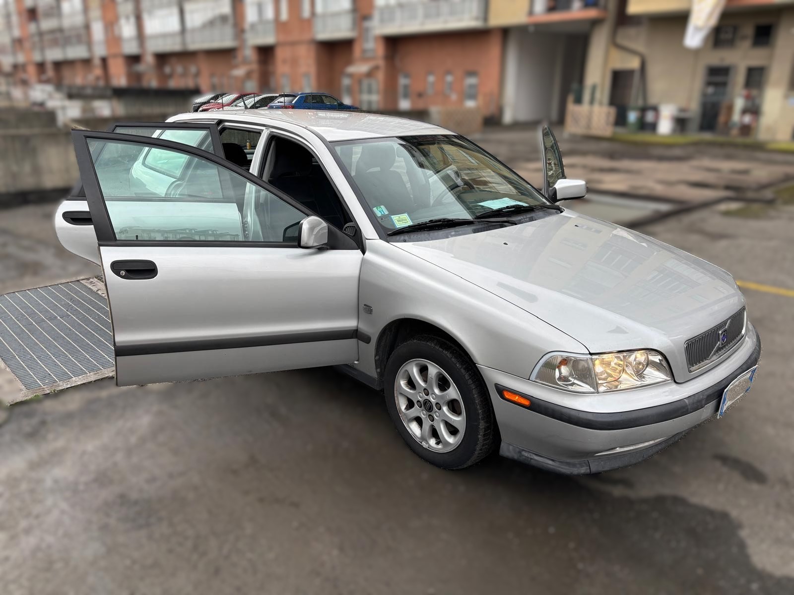 
								VOLVO V40 1.6 BENZINA ANNO 2000 full									