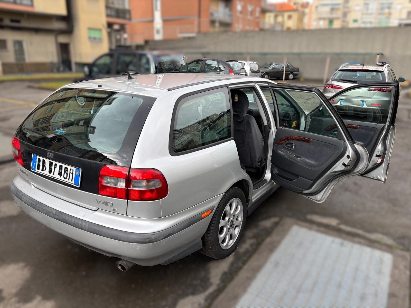 
								VOLVO V40 1.6 BENZINA ANNO 2000 full									