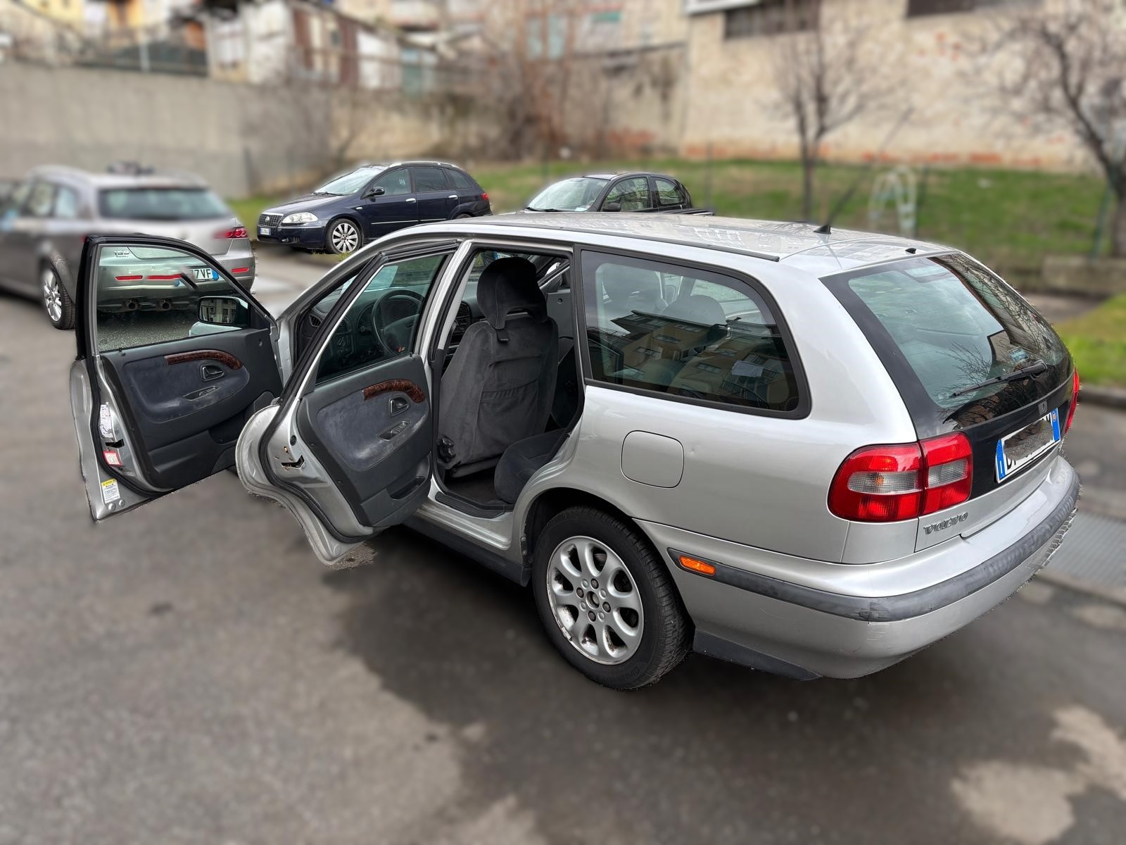 
								VOLVO V40 1.6 BENZINA ANNO 2000 full									