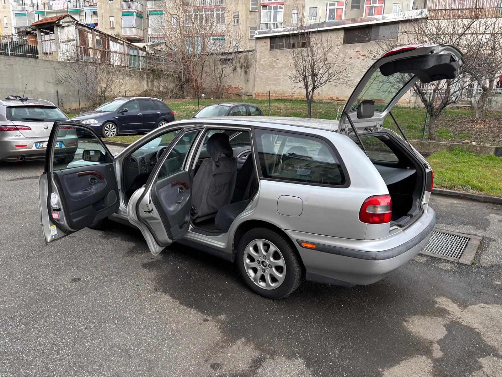 
								VOLVO V40 1.6 BENZINA ANNO 2000 full									