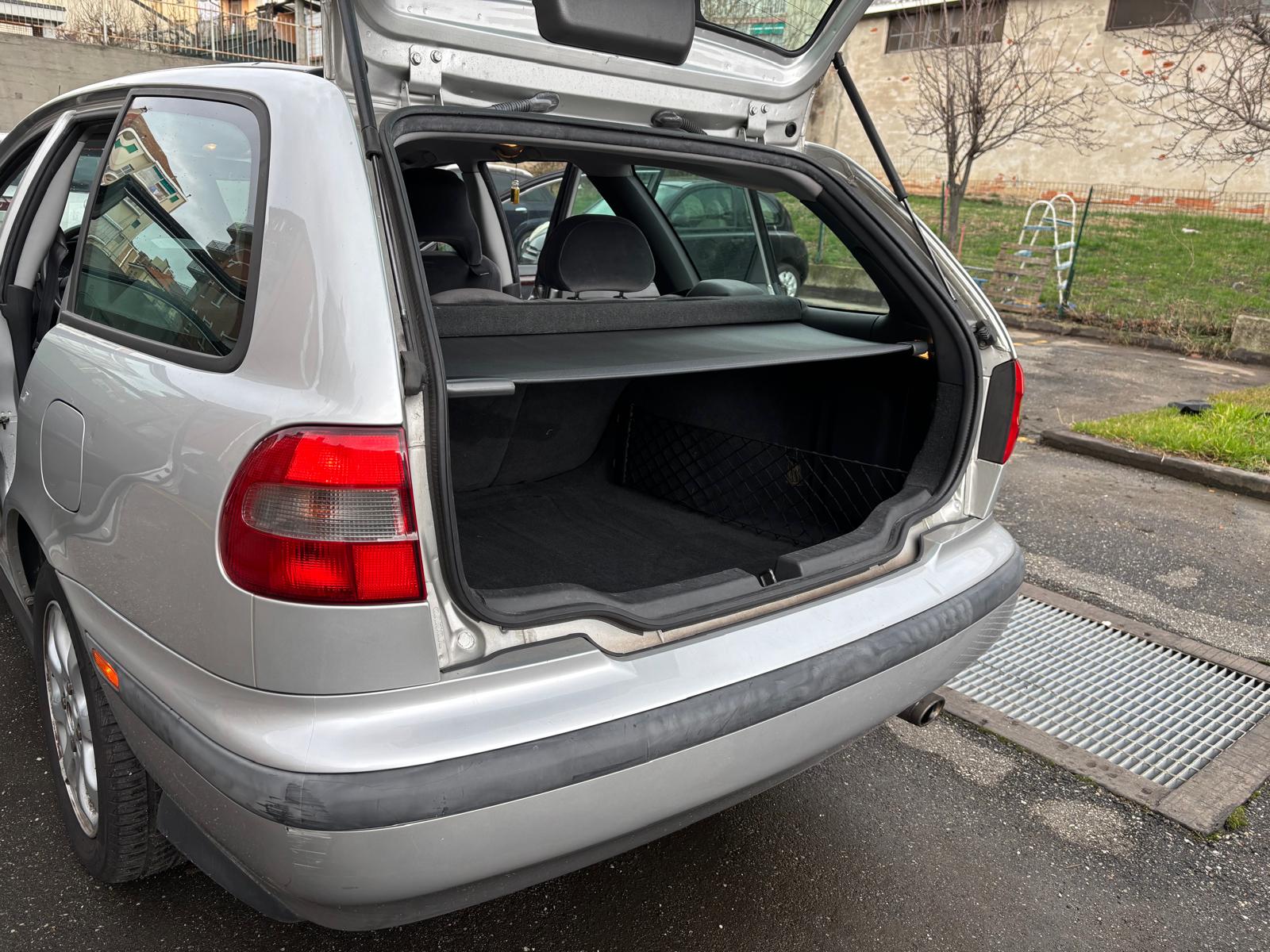 
								VOLVO V40 1.6 BENZINA ANNO 2000 full									