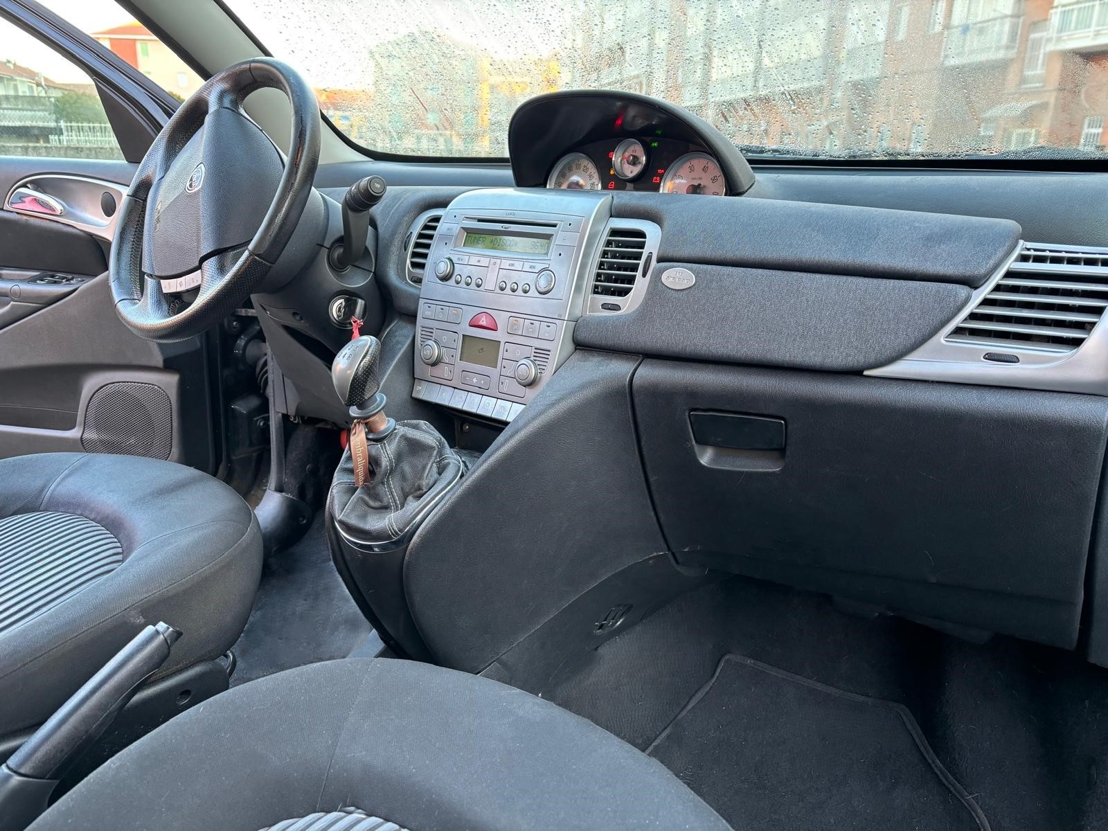 
								LANCIA YPSILON 1.2 PLATINO full									